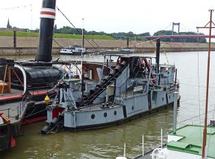 Germany: Museumsdampfer 'Oscar Huber', Eimerkettendampfbagger 'Minden' und Kranschiff 'Fendel' in 47119 Duisburg