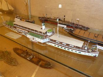 Germany: Museumsdampfer 'Oscar Huber', Eimerkettendampfbagger 'Minden' und Kranschiff 'Fendel' in 47119 Duisburg